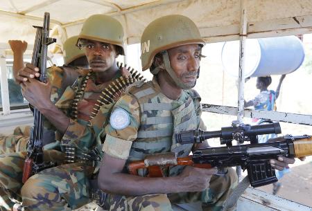 ２０１６年１１月、避難民キャンプの周囲を警戒するＵＮＭＩＳＳ部隊＝南スーダン・ジュバ（共同）