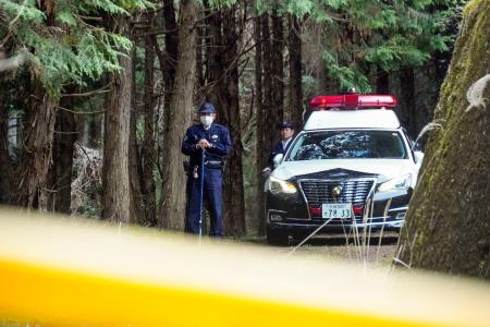 京都府警が捜索する山林=9日午後、京都府南丹市