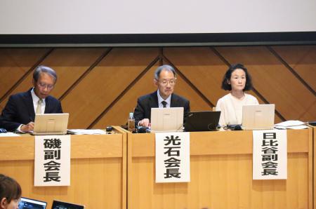 総会に臨む日本学術会議の光石衛会長(中央)ら=9日午後、東京都港区