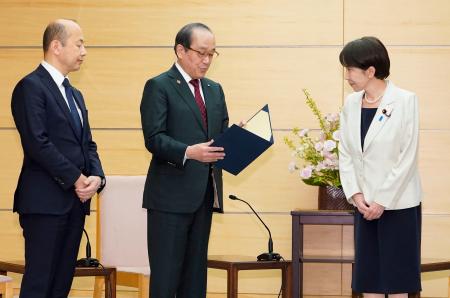 広島市の松井一実市長（中央）と長崎市の鈴木史朗市長（左）から要請書を受け取る高市首相＝９日午後、首相官邸