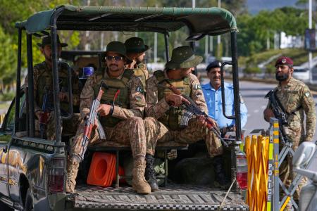 ９日、パキスタン・イスラマバードでパトロールする軍兵士ら（ＡＰ＝共同）