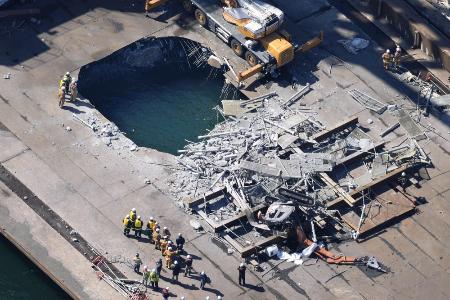 作業員が巻き込まれる事故があった、JFEスチール東日本製鉄所敷地内の作業現場=8日午前9時20分、川崎市川崎区(共同通信社ヘリから)