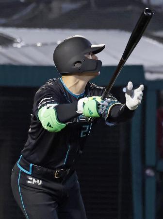 ６回日本ハム無死一、二塁、清宮幸が左中間に３ランを放つ＝楽天モバイルパーク