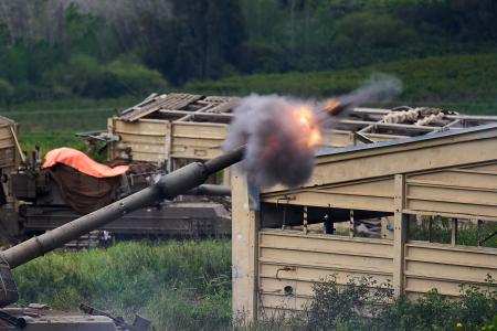 ９日、イスラエル北部からレバノン南部へ向けて攻撃を行うイスラエル軍（ＡＰ＝共同）