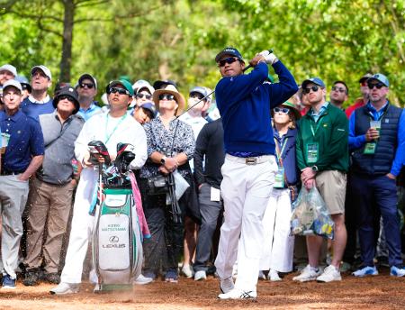 　第１ラウンド、２番で第２打を放つ松山英樹＝オーガスタ・ナショナルＧＣ（共同）