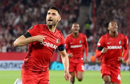 欧州リーグ準々決勝第１戦、セルタ戦でゴールを喜ぶフライブルクの選手たち＝９日、フライブルク（ロイター＝共同）