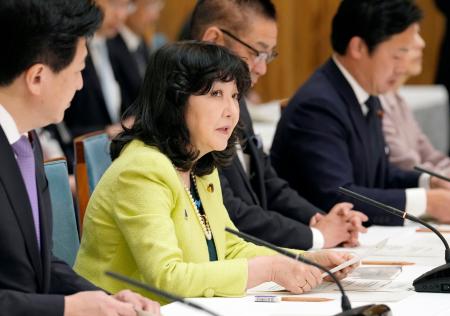 租税特別措置と補助金の見直しに関する関係閣僚会議で発言する片山財務相（左から２人目）＝１０日午前、首相官邸