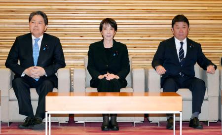 閣議に臨む（左から）林総務相、高市首相、茂木外相＝１０日午前、首相官邸