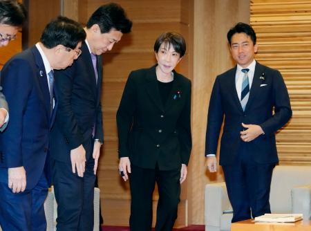 閣議に臨む高市首相（右から２人目）ら＝１０日午前、首相官邸