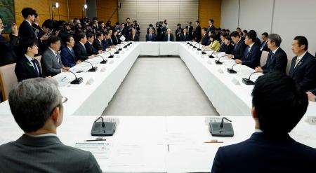 首相官邸で開かれた中東情勢悪化への対応を議論する関係閣僚会議＝１０日午前