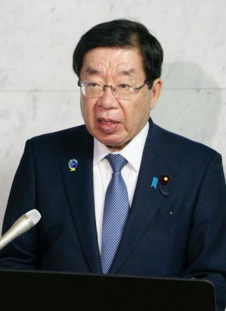 国会内で記者会見する平口法相＝１０日午前
