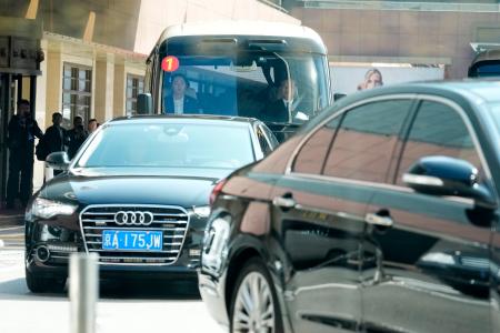 ホテルを出発する台湾・国民党の鄭麗文主席を乗せた車列=10日、北京(共同)