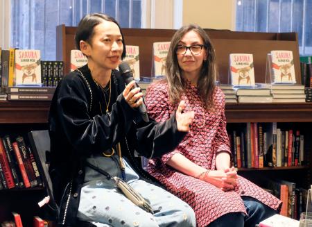 初の英訳本の出版を記念するトークイベントで、自作について語る西加奈子さん。右は翻訳者のアリソン・パウエルさん＝９日、米ニューヨーク（共同）