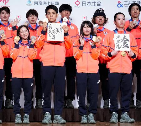 　帰国後の記者会見で撮影に応じる（前列左から）フィギュアスケートの三浦璃来、木原龍一、スノーボードの村瀬心椛、木村葵来ら＝２月２４日、東京都内