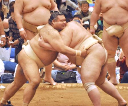 大相撲春巡業の朝稽古で相撲を取る高安(左)=千葉県成田市