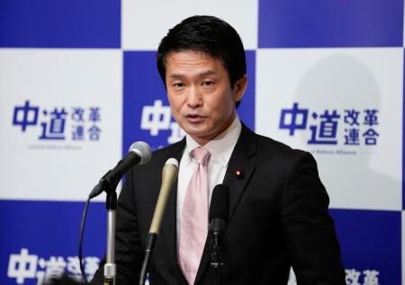 　記者会見する中道改革連合の小川代表＝１０日午前、国会