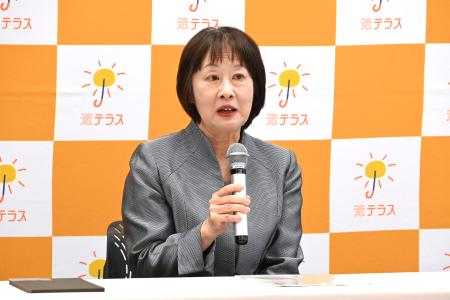 記者会見する法テラスの白石史子理事長＝１０日午後、東京都千代田区