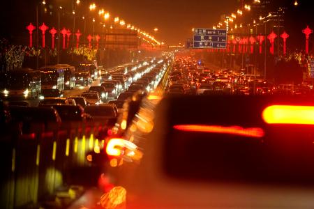 北京市内を走る車＝３月（共同）