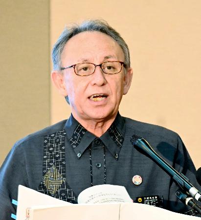 記者会見する沖縄県の玉城デニー知事=10日午前、沖縄県庁