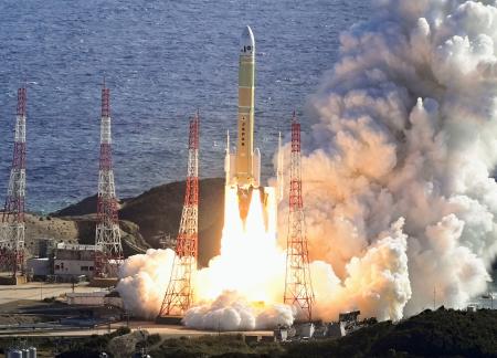 ２０２５年１２月、鹿児島県の種子島宇宙センターから打ち上げられるＨ３ロケット８号機。２段目のエンジンが予定より早く停止し、打ち上げは失敗した