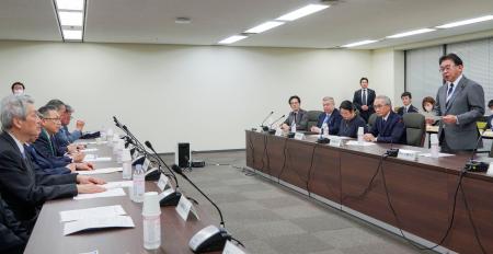 医療関係団体の代表者（左側）と面会する上野厚労相（右端）＝１０日、東京都千代田区