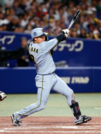 ９回阪神無死二塁、大山が中前に適時打を放つ＝バンテリンドーム
