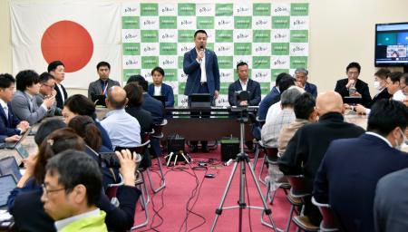 大阪維新の会府議団の会合で、大阪府議会定数削減案について説明する河崎大樹代表(奥中央)=10日午後、大阪府庁