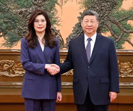 台湾・国民党の鄭麗文主席（左）と握手する中国共産党の習近平総書記。国共トップの会談は２０１６年１１月以来、約９年半ぶりとなった＝１０日、北京の人民大会堂（新華社＝共同）