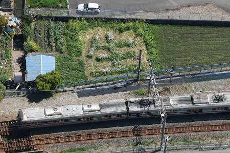 尼崎ＪＲ脱線事故現場近くの畑に浮かぶ「生」の文字＝１１日午前１１時６分、兵庫県尼崎市（共同通信社ヘリから）
