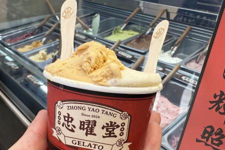 　中医薬を使った味のアイスクリームが並ぶ「忠曜堂」の店内＝３月、中国上海市（共同）