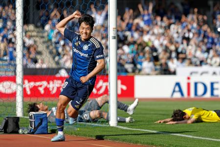 町田―柏　後半、先制ゴールを決め駆け出す町田・羅相浩＝Ｇスタ