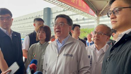 台湾の卓栄泰行政院長＝１１日、台湾北部の桃園市（中央通信社＝共同）