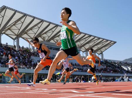 　男子２００メートル（タイムレース）で優勝した重谷大樹（手前）＝島根県立浜山公園陸上競技場