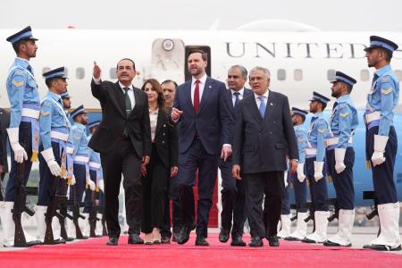 11日、パキスタン・イスラマバードに到着し、ムニール陸軍元帥(左)と歩くバンス米副大統領(中央)(AP=共同)