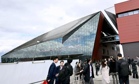 　ラピダスの工場（右）の隣に新設された解析センター＝１１日午後、北海道千歳市