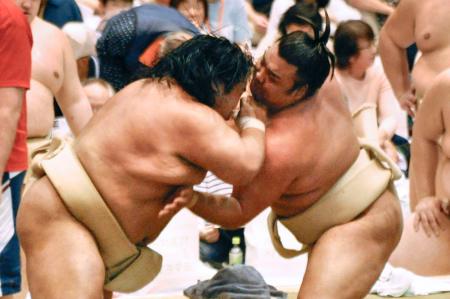 大相撲春巡業の朝稽古で、藤凌駕（左）と相撲を取る霧島＝神奈川県藤沢市