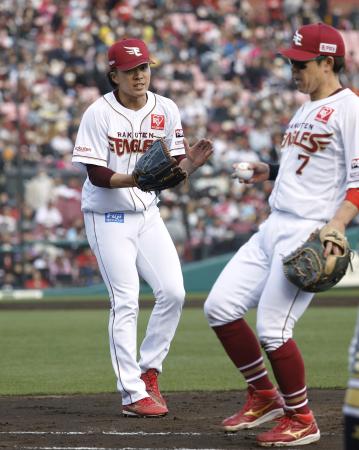 ７回オリックス１死、シーモアを一ゴロに打ち取りグラブをたたく楽天・早川。右は一塁手鈴木大＝楽天モバイルパーク