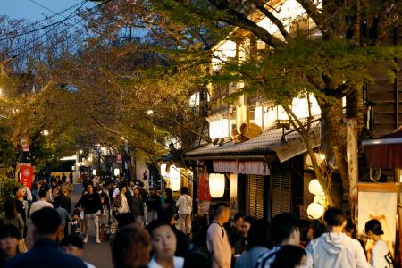 　ちょうちんがともされた阿蘇神社周辺＝１１日夕、熊本県阿蘇市