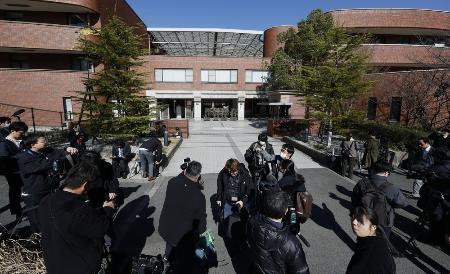 同志社国際高の前に集まった大勢の報道陣＝３月、京都府京田辺市