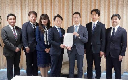 自民党の平沼正二郎青年局長（右から３人目）に要望書を提出する大阪府連青年局のメンバー＝１１日午後、東京・永田町の党本部