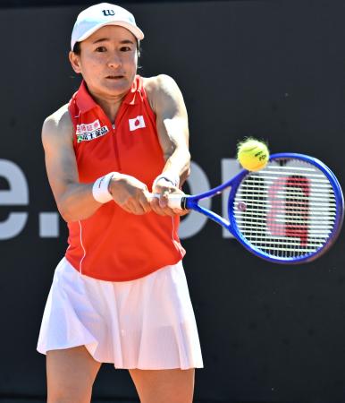 　イタリア戦の第３試合となるダブルスでプレーする青山修子＝ローマ近郊（ゲッティ＝共同）