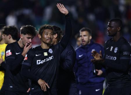 　エストレラ戦での勝利を喜ぶスポルティングの守田英正＝１１日、アマドーラ（ロイター＝共同）