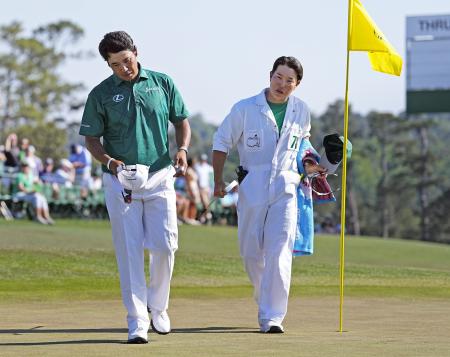 第３ラウンド、ホールアウトする松山英樹。通算２アンダーで２９位＝オーガスタ・ナショナルＧＣ（共同）