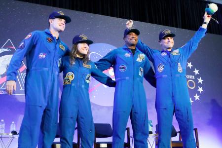 帰還を歓迎するイベントに登壇した船長のワイズマン飛行士（右端）ら４人＝１１日、米南部テキサス州ヒューストン（ＡＰ＝共同）