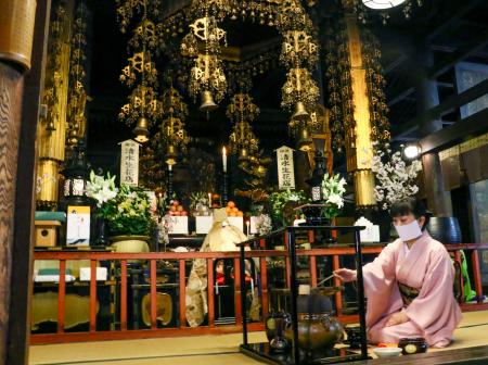 那智山青岸渡寺で行われた開山祭＝１２日午前、和歌山県那智勝浦町