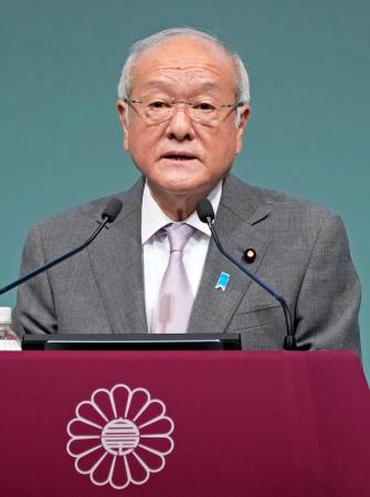 第９３回自民党大会で発言する鈴木幹事長＝１２日午前、東京都内