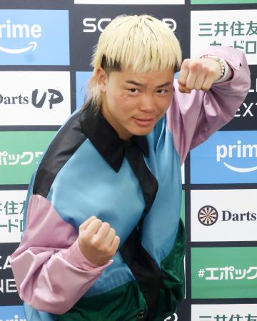 ＷＢＣ世界バンタム級挑戦者決定戦から一夜明け、記者会見でポーズをとる那須川天心＝１２日、東京都内