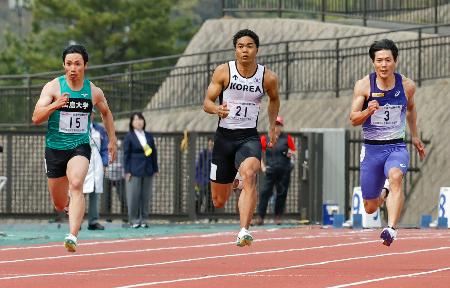 男子１００メートル決勝　力走する３位の山本匠真（左）と４位の山縣亮太（右）＝島根県立浜山公園陸上競技場