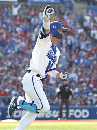 ７回、代打で勝ち越しの２ランを放ちガッツポーズするＤｅＮＡ・度会＝横浜
