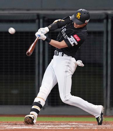 ７回ソフトバンク１死一塁、周東が右越えに２ランを放つ＝エスコンフィールド